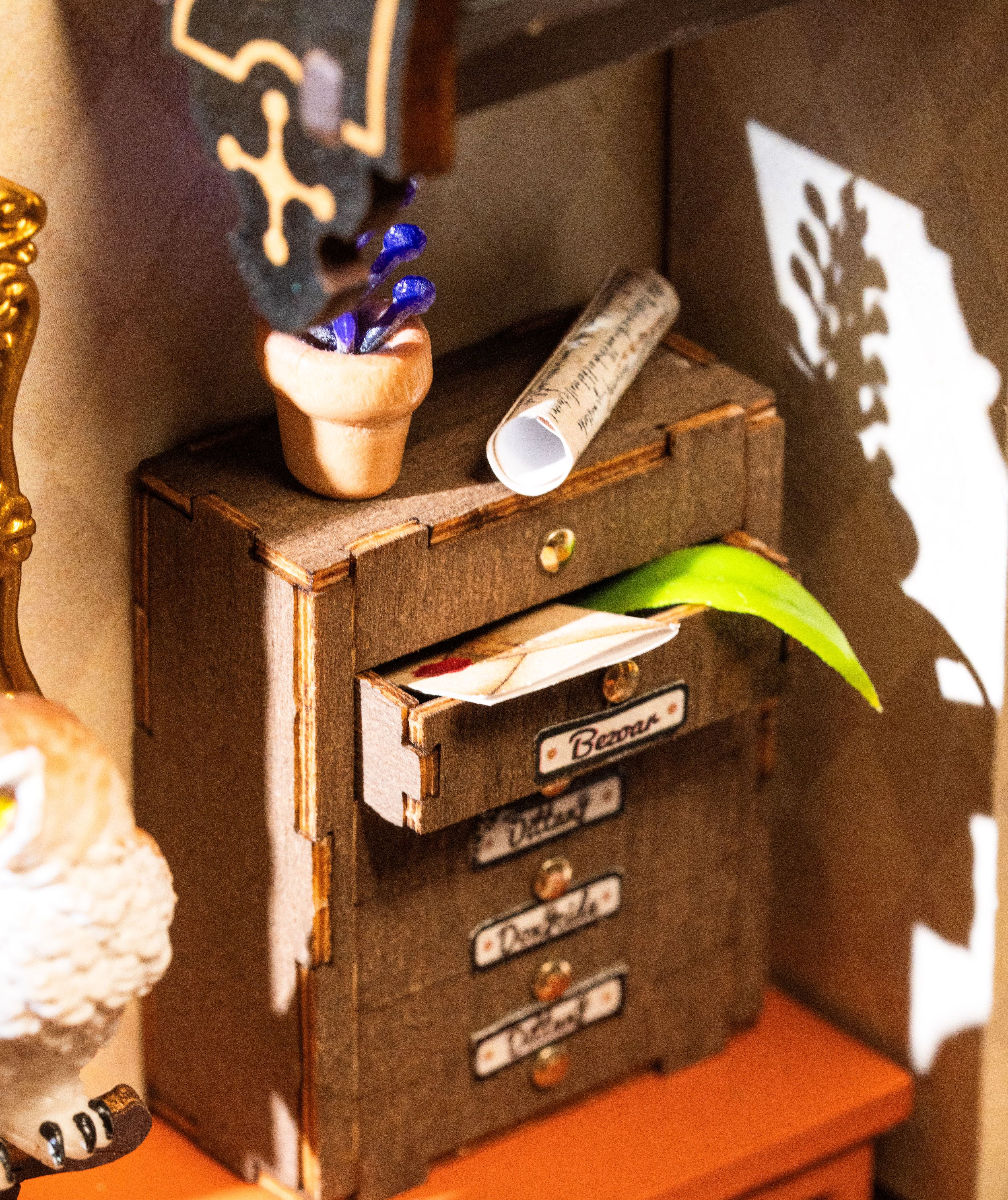 Book Nook / Miniaturhaus "The Magic Study" von Rolife